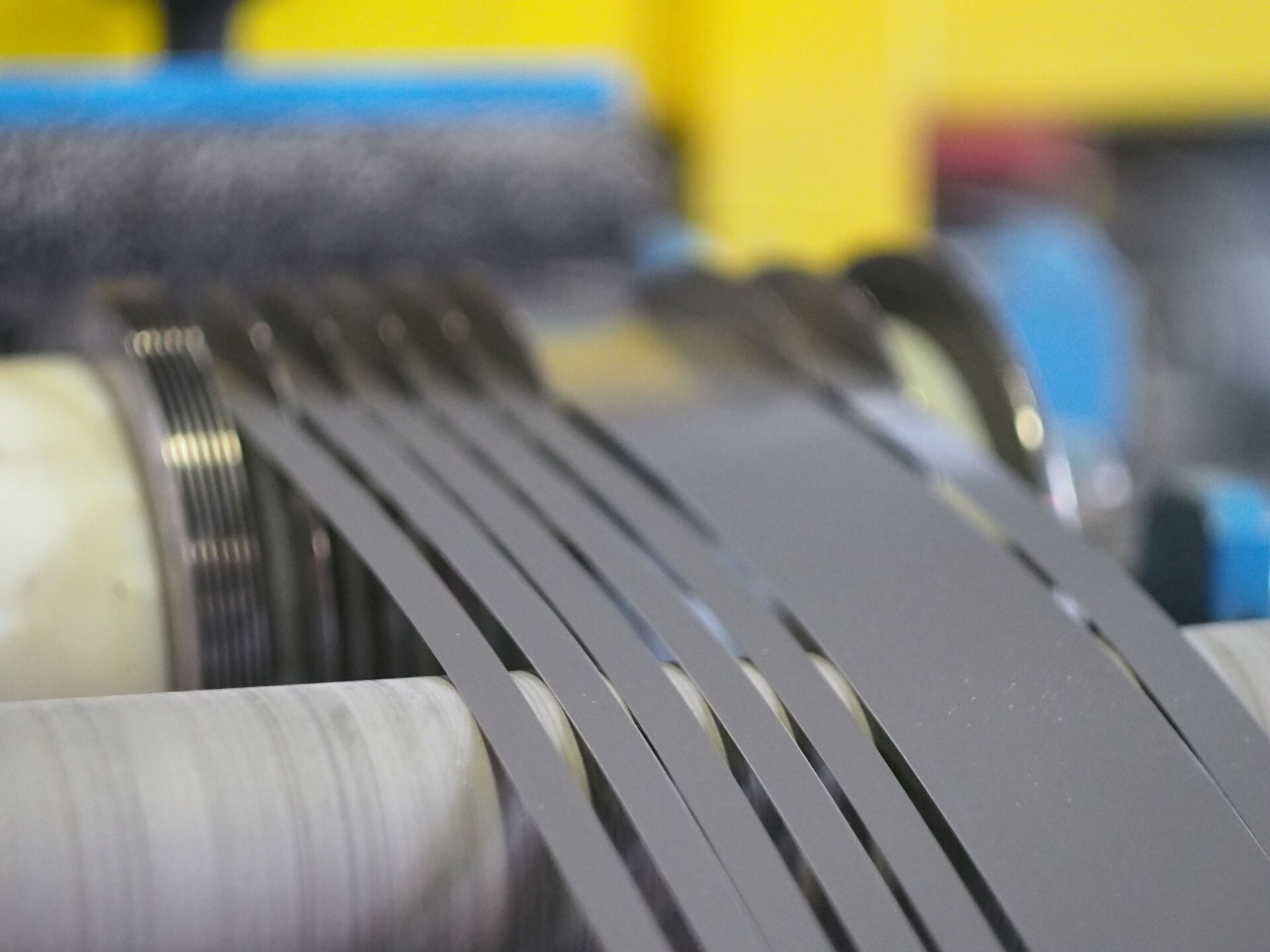 Overview photo of a longitudinal slitting line, demonstrating the efficient process of dividing metal sheets into individual strips.